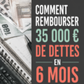 Femme souriante examinant ses finances pour rembourser ses dettes