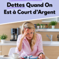 Une femme souriante examinant son budget tout en planifiant le remboursement de ses dettes.