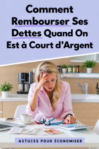 Une femme souriante examinant son budget tout en planifiant le remboursement de ses dettes.