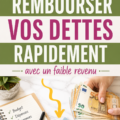 Une femme souriante calculant son budget pour gérer ses dettes.