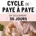 Femme souriante examinant ses finances avec des documents.