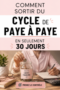 Femme souriante examinant ses finances avec des documents.