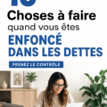 Femme souriante tenant un carnet et un stylo, réfléchissant à ses finances.