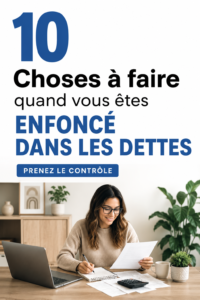 Femme souriante tenant un carnet et un stylo, réfléchissant à ses finances.